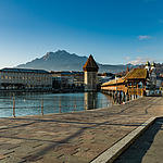 Luzern liegt im Herzen der Schweiz; malerisch eingebettet zwischen dem Vierwaldstättersee und dem Pilatus. Sie ist der ideale Ort für Geniesser und Abenteurer zugleich. Starten Sie hier Ihren Ausflug auf den Luzerner Hausberg mit Schiff, Bus oder Zug.