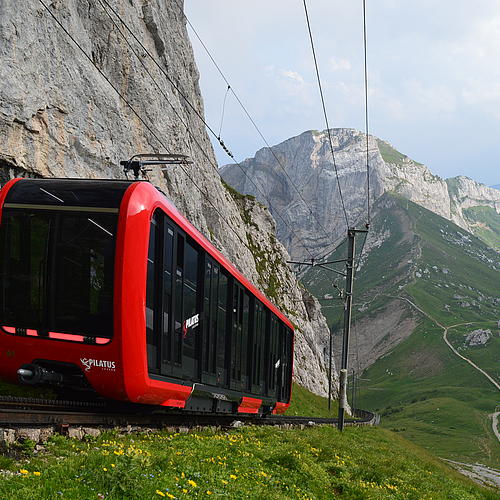 Der neue Triebwagen unterwegs am Pilatus