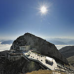 Entfliehen Sie dem Alltag: Lassen Sie auf Pilatus Kulm Ihre Seele baumeln. Geniessen Sie auf 2132 Metern über Meer das überwältigende Bergpanorama, kulinarische Höhenflüge, die Sonnenterrasse. Gerne aktiv? Der Drachenweg, der Blumenpfad und Wanderwege laden zum Entdecken ein. 