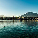 Luzern liegt im Herzen der Schweiz; malerisch eingebettet zwischen dem Vierwaldstättersee und dem Pilatus. Sie ist der ideale Ort für Geniesser und Abenteurer zugleich. Starten Sie hier Ihren Ausflug auf den Luzerner Hausberg mit Schiff, Bus oder Zug.