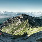 Entfliehen Sie dem Alltag: Lassen Sie auf Pilatus Kulm Ihre Seele baumeln. Geniessen Sie auf 2132 Metern über Meer das überwältigende Bergpanorama, kulinarische Höhenflüge, die Sonnenterrasse. Gerne aktiv? Der Drachenweg, der Blumenpfad und Wanderwege laden zum Entdecken ein. 