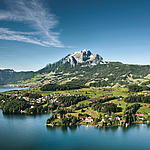 Luzern liegt im Herzen der Schweiz; malerisch eingebettet zwischen dem Vierwaldstättersee und dem Pilatus. Sie ist der ideale Ort für Geniesser und Abenteurer zugleich. Starten Sie hier Ihren Ausflug auf den Luzerner Hausberg mit Schiff, Bus oder Zug.