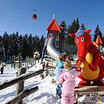 Die Krienseregg ist für Familien wie geschaffen. Im vielseitigen Naherholungsgebiet finden Sie markierte, abwechslungsreiche Rundwanderungen und grosse Picknickplätze. Der Erlebnis-Spielplatz «PILU-Land» ist das Highlight für kleine Wildfänge und Abenteurer. Und auf der Sonnenterrasse des Restaurants lässt es sich herrlich entspannen. Auch da sind Kinder herzlich willkommen. 