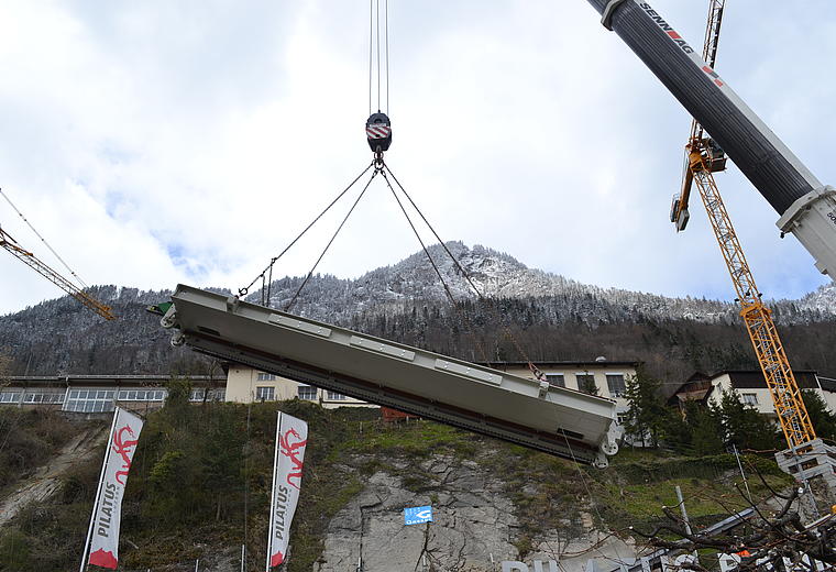 Die Gleiswender wurden mit einem 500t Pneukran auf die Schienen gehoben.